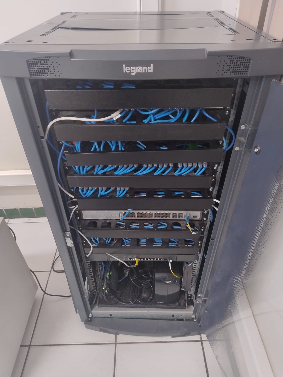 Rack de rede analisado durante visita técnica em Belém